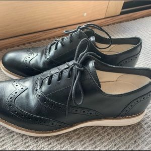 COLE HAAN WINGTIP OXFORDS W-9 BLACK. EUC. LIKE NEW